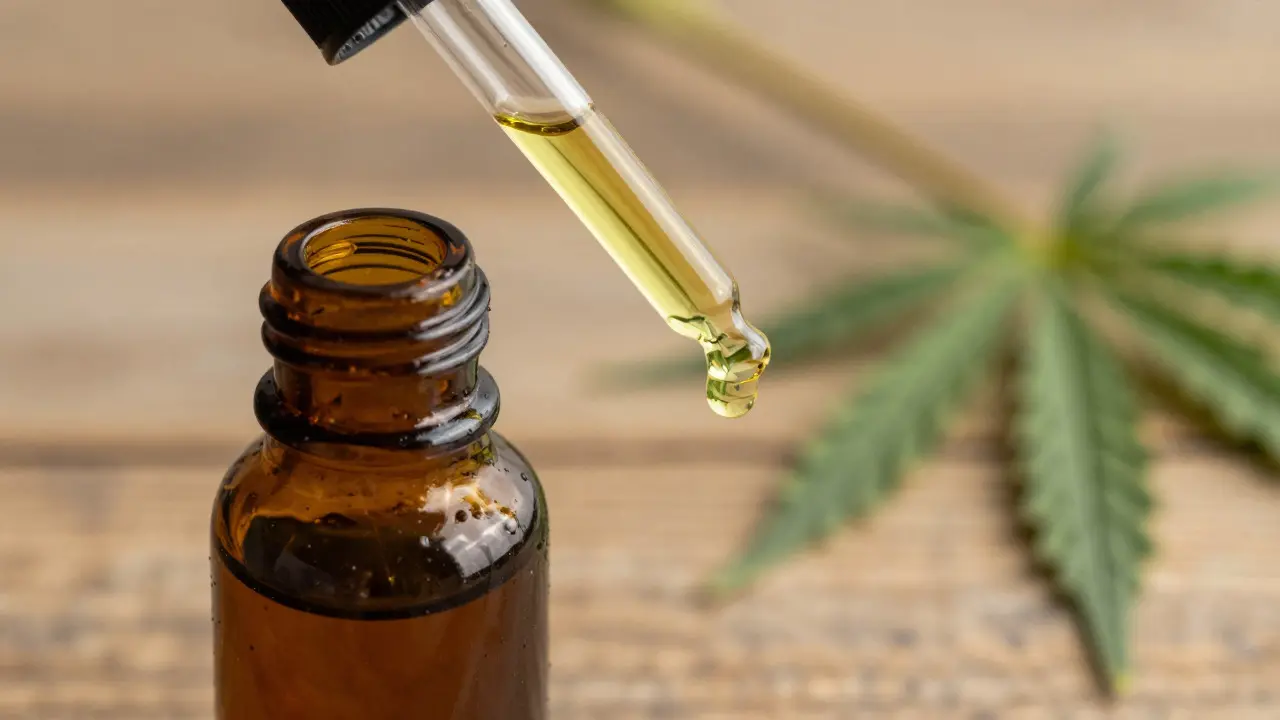 Was macht eine Tinktur? Wirkung, Anwendung und Tipps für Cannabis-Tinkturen